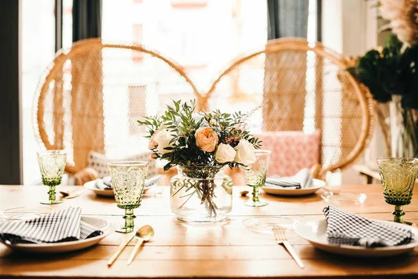 Bouquet Von Verschiedenen Blumen Und Grünen Pflanzenzweigen Einer Vase Mit — Stockfoto