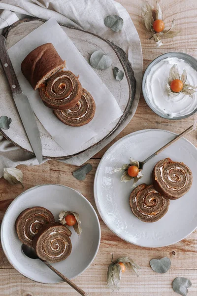 Von Oben Scheiben Geschnitten Köstlichen Hausgemachten Süßen Rollkuchen Mit Schlagsahne — Stockfoto