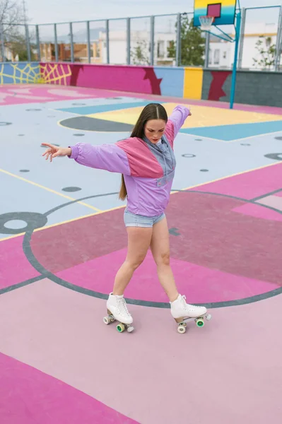 Elegante Patinaje Adolescente Patio Recreo — Foto de Stock