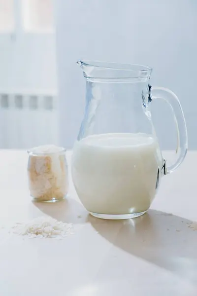 桌上放着一罐牛奶和米 — 图库照片