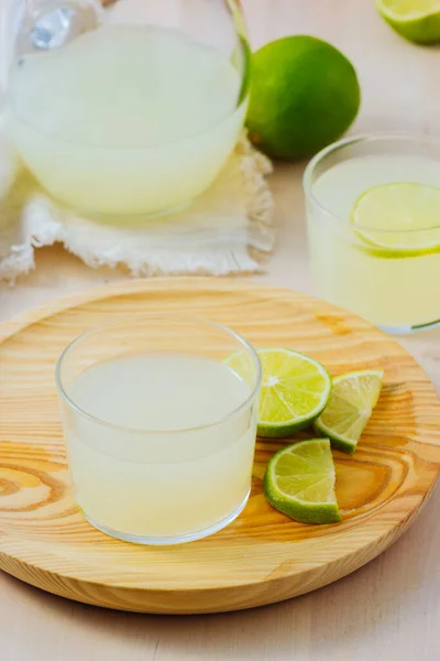 Házi Készítésű Frissítő Limonádé Üvegben Citromszeletekkel — Stock Fotó