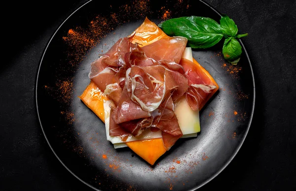 Pane Tostato Fatto Casa Con Prosciutto Diversi Tipi Formaggi Sfondo — Foto Stock