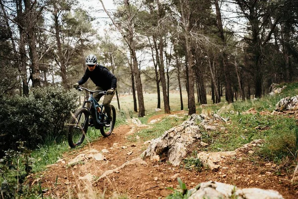 Πλήρης Άνθρωπος Σώμα Κράνος Ιππασίας Ποδήλατο Πετρώδες Μονοπάτι Κατά Των — Φωτογραφία Αρχείου