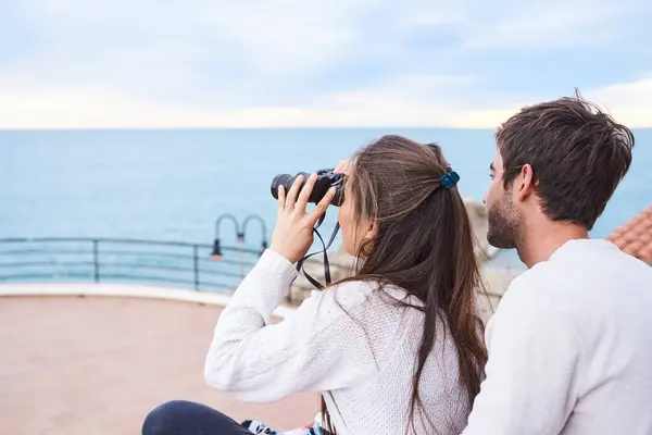 Vista Lateral Alegre Pareja Romántica Ropa Casual Sentada Terraza Con — Foto de Stock