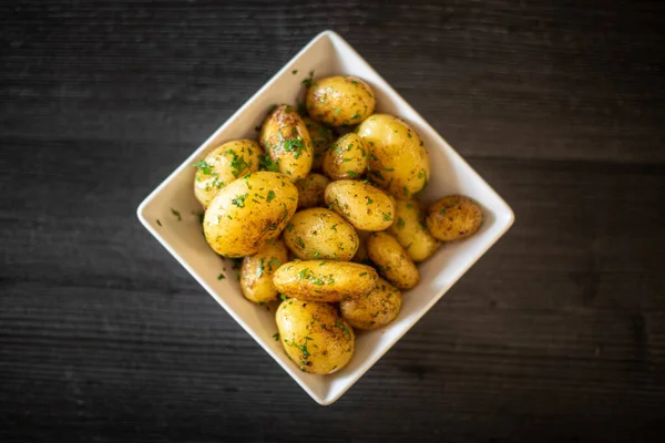 Dall Alto Ciotola Quadrata Patate Arrosto Gustoso Con Erbe Poste — Foto Stock