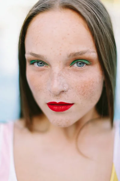 Nahaufnahme Eines Brünetten Mädchens Mit Langen Haaren Auf Einer Treppe — Stockfoto