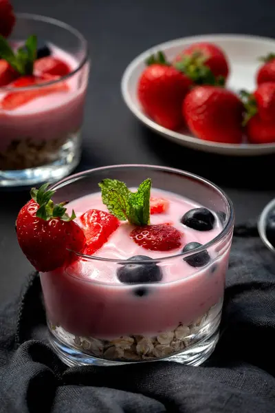 Zelfgemaakte Yoghurt Met Aardbeien Bosbessen Granen Met Donkere Achtergrond Zonlicht — Stockfoto