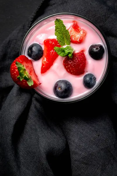 Homemade Yogurt Strawberries Blueberries Cereals Dark Background Sunlight Healthy Food — Stock Photo, Image