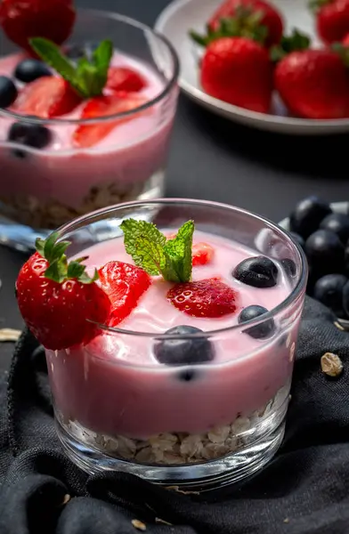 Homemade Yogurt Strawberries Blueberries Cereals Dark Background Sunlight Healthy Food — Stock Photo, Image