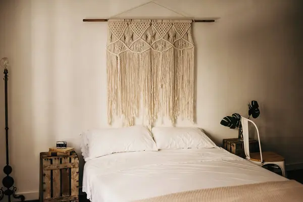Vintage Macrame Decoratie Opknoping Aan Muur Comfortabel Bed Gezellige Slaapkamer — Stockfoto