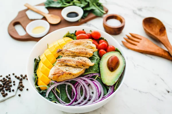 Från Ovan Stekt Kyckling Och Skivad Mango Placeras Nära Körsbärstomater — Stockfoto