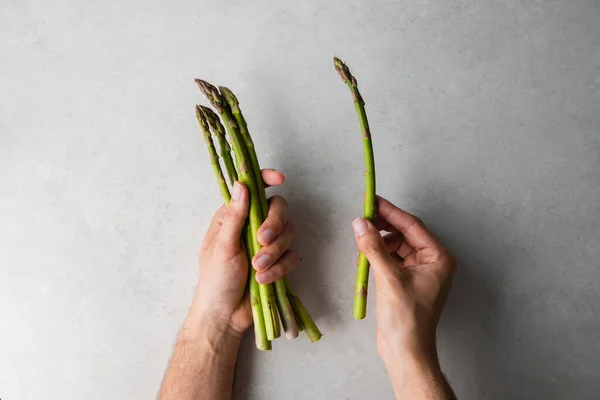 Hands Holding Bunch Fresh Asparagus — Stock Photo, Image