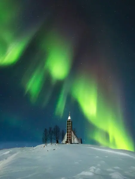 Fantastisk Natur Glödande Norrsken Mörk Himmel Över Snöig Terräng Med — Stockfoto