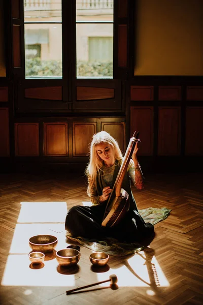 Kvinna Spelar Lyre Nära Tibetanska Skålar — Stockfoto