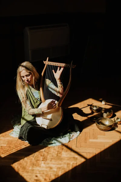 Mujer Jugando Lira Cuarto Oscuro — Foto de Stock