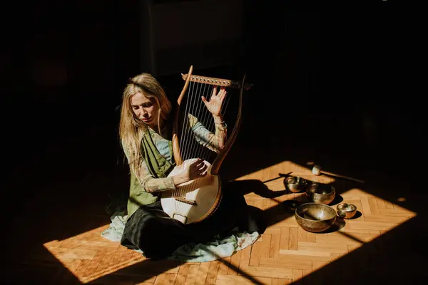 Mujer Jugando Lira Cuarto Oscuro — Foto de Stock