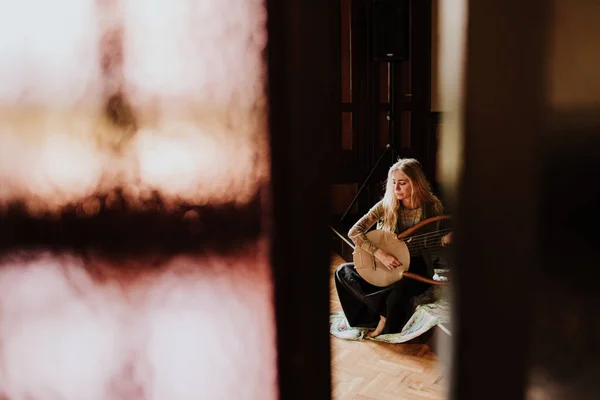 Vrouw Die Thuis Lier Speelt — Stockfoto