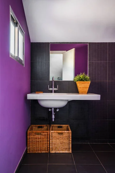 Baño Moderno Con Colorida Pared Púrpura Con Espejo Grande Colocado —  Fotos de Stock