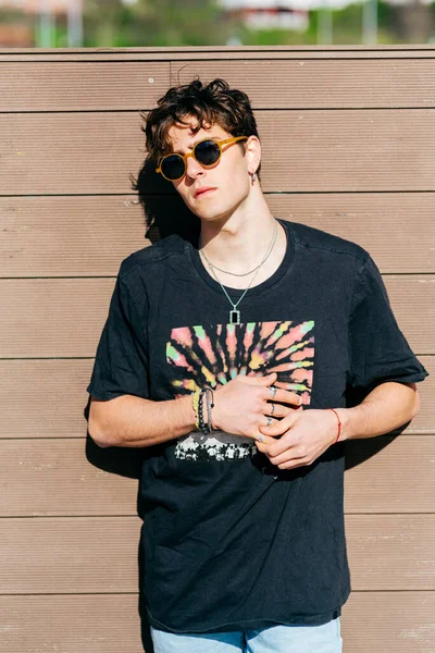 Homem Bonito Jovem Moderno Óculos Sol Moda Camiseta Preta Perto — Fotografia de Stock