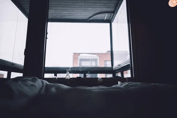 Immeuble Situé Sur Rue Enneigée Derrière Balcon Fenêtre Chambre Sombre — Photo