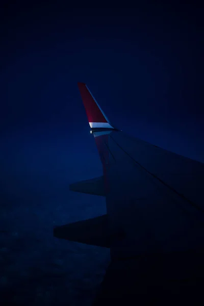 Blick Aus Dem Fenster Auf Den Flügel Eines Modernen Flugzeugs — Stockfoto