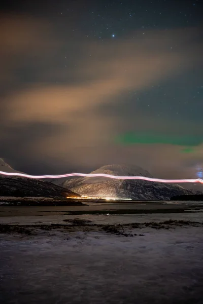 Paisagem Pitoresca Com Assentamento Iluminado Costa Estreita Montanhas Nevadas Sob — Fotografia de Stock