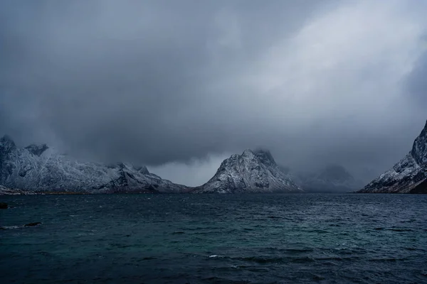 Atemberaubender Blick Auf Blau Plätscherndes Meerwasser Gegen Schneebedeckte Bergrücken Der — Stockfoto