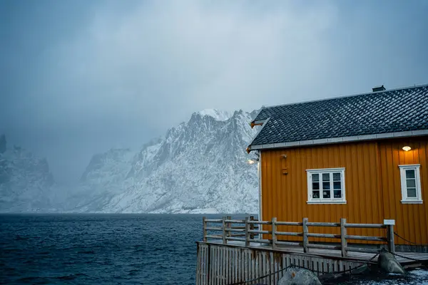 Yellow Country Houses Coast Strait Misty Snowy Mountain Crests Overcast — Stock Photo, Image