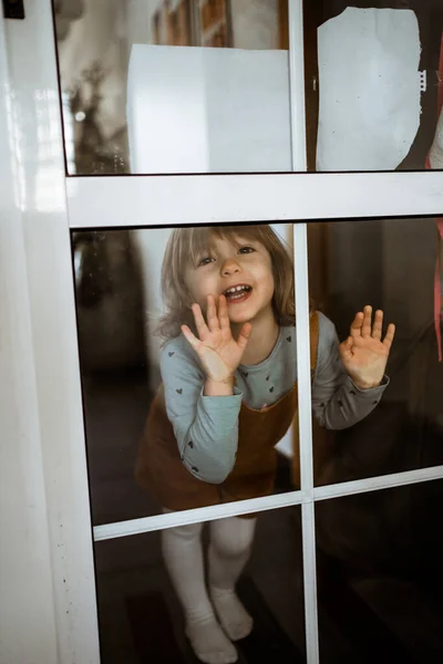 Cute Little Girl Casual Ubrania Patrząc Aparat Uśmiecha Się Stojąc — Zdjęcie stockowe