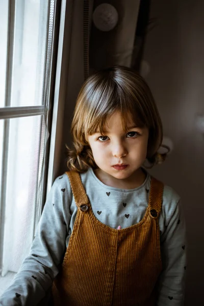 Очаровательная Маленькая Девочка Повседневной Одежде Смотрит Окно Время Отдыха Уютной — стоковое фото