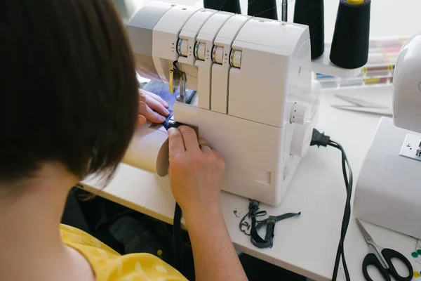 Výše Oříznuté Nepoznatelné Brunetky Dospělá Žena Pomocí Šicího Stroje Aby — Stock fotografie