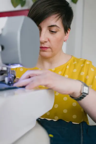 Zamazana Brunetka Dorosła Kobieta Pomocą Maszyny Szycia Jeansowej Odzieży Podczas — Zdjęcie stockowe