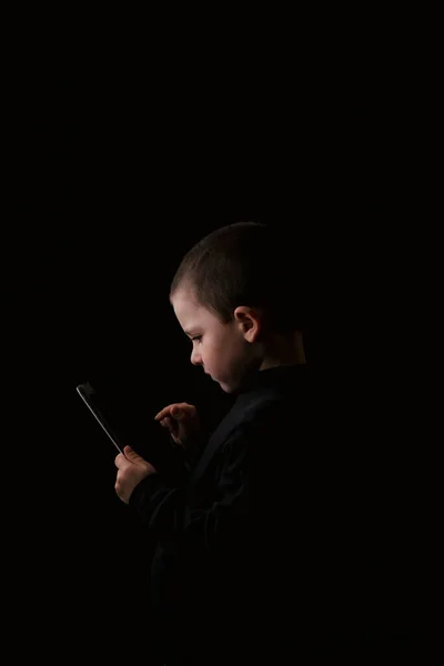 Очаровательный Серьезный Ребенок Повседневной Ношении Планшета Руках Решительным Взглядом Изолированы — стоковое фото