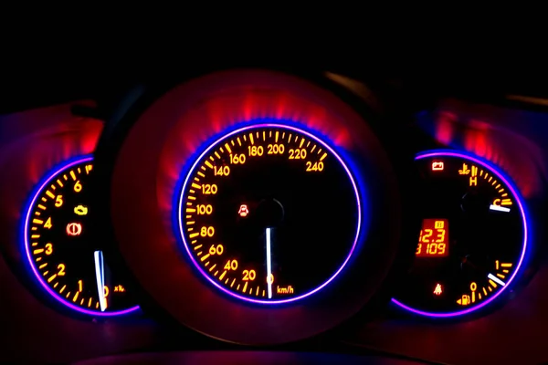 指標と速度に関する情報とデジタルディスプレイ上のネオン照明と車の楽器パネル — ストック写真