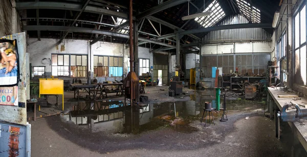 Opuszczone Brudne Pomieszczenie Przemysłowe Przeciekającym Dachem Metalowymi Brzegami Różne Zniszczone — Zdjęcie stockowe