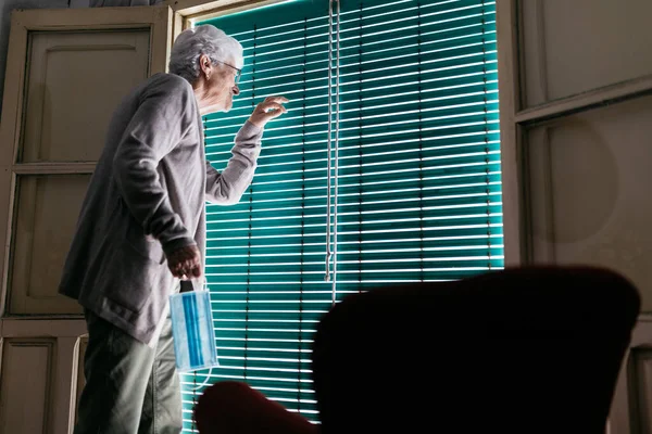 Vista Lateral Ángulo Bajo Una Anciana Solitaria Con Máscara Protectora — Foto de Stock