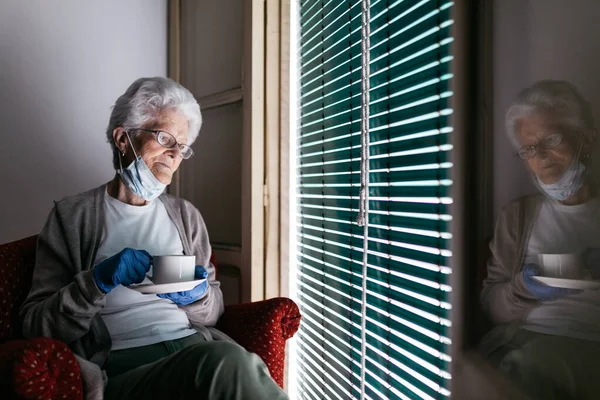 Mujer Vieja Pensativa Triste Con Máscara Protectora Guantes Sentados Cerca —  Fotos de Stock