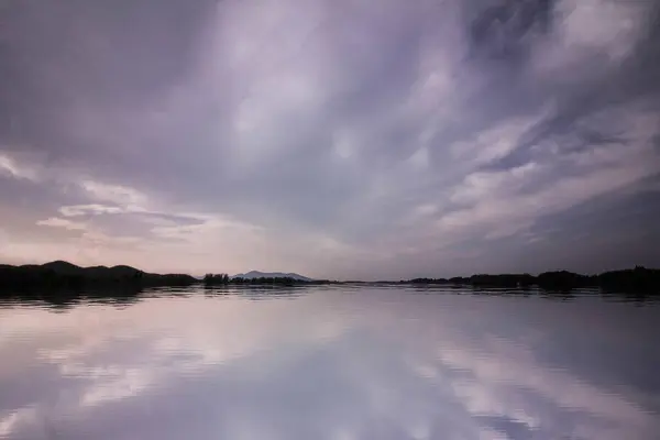 Cielo Nublado Reflejándose Tranquilo Agua Del Lago — Foto de Stock