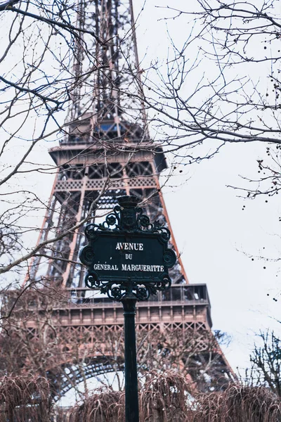 Vue Panoramique Panneau Rue Acier Noir Contre Tour Eiffel Floue — Photo