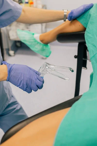 Médico Femenino Sin Rostro Guantes Azules Uniforme Con Espejo Ginecológico —  Fotos de Stock