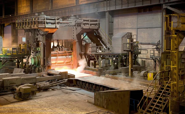 Brand Smederij Binnen Een Ruime Metalen Werkplaats Klaar Metalen Structuur — Stockfoto