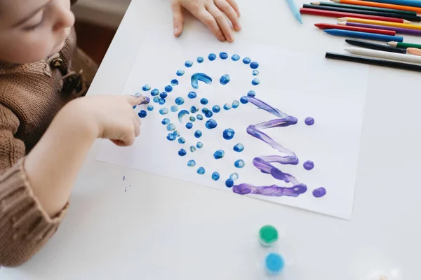 Lindo Niño Traje Casual Dibujar Pinturas Con Los Dedos Mientras —  Fotos de Stock