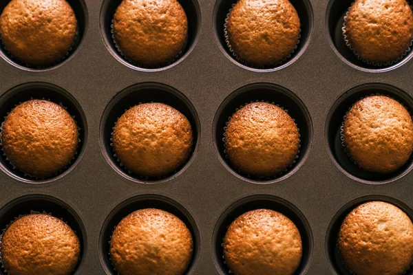 Bovenaanzicht Van Heerlijke Muffin Papieren Koffer Dienblad Geplaatst Houten Tafel — Stockfoto