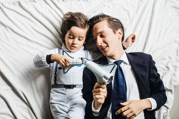 Von Oben Ein Fröhlicher Junge Astronautenkostüm Und Papa Formellen Anzug — Stockfoto