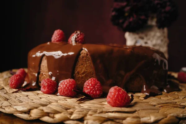 Apetitivo Pastel Casero Forma Corazón Con Cobertura Chocolate Frambuesas Frescas —  Fotos de Stock