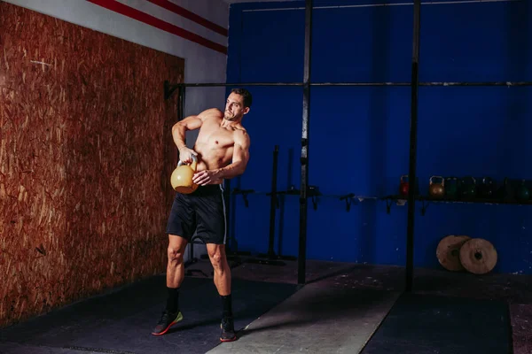 Beslutsam Manlig Idrottsman Som Arbetar Hårt Gymmet Medan Gör Kettlebell — Stockfoto