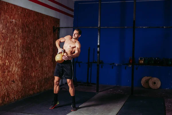 Entschlossener Männlicher Athlet Der Fitnessstudio Hart Arbeitet Während Beim Functional — Stockfoto