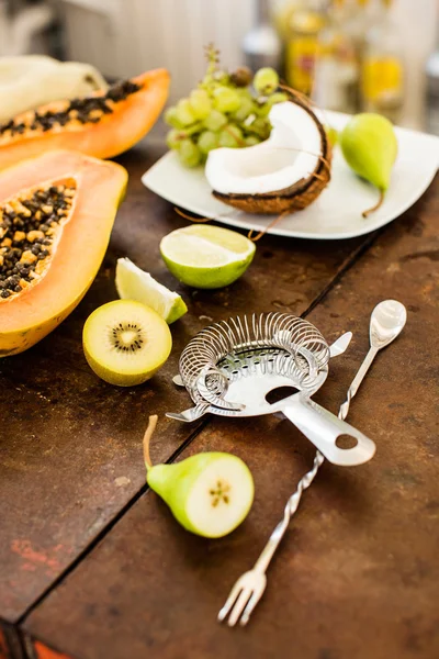 Frutas tropicales para cóctel - foto de stock