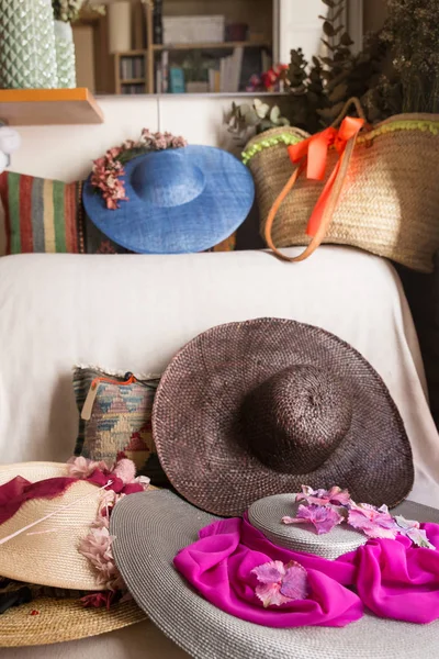 Красиві жіночі капелюхи на дивані — стокове фото