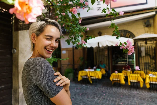 Mujer sonriente en el árbol floreciente - foto de stock